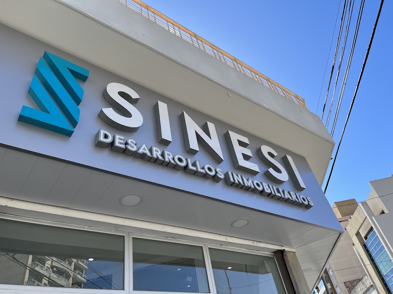 Fachada de Sinesi Desarrollos Inmobiliarios de día
